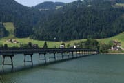 Der alte Viadukt über den Sihlsee ist bald Geschichte. (Bild: Archiv / Neue SZ)