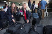 Im neuen Gewand zum WM-Abenteuer: Die Führungsspielerinnen Ramona Bachmann (links) und Lara Dickenmann beginnen am Flughafen Zürich Kloten die Dienstreise zur WM standesgemäss im massgeschneiderten Anzug. (Bild: Keystone / Salvatore di Nolfi)