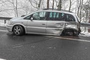 Dieses Unfallauto erlitt Totalschaden. (Bild: Kapo Obwalden (St. Niklausen, 18. Februar 2018))
