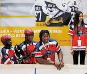 Der haitianische Streethockey-Coach Georges Laraque (rechts) an der Bande der Zuger Bossard-Arena. Bild Stefan Keiser (Bild: Stefan Kaiser / Neue ZZ)