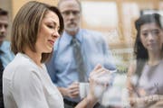 Gemischte Teams bringen bessere Leistungen; immer mehr Arbeitgeber erkennen die Qualitäten von Frauen in Kaderpositionen. Doch bei der Umsetzung happert es vielerorts. (Bild: Getty)