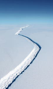 160 Kilometer langer Riss in der Antarktis: Ein ähnlicher Graben trennt Wissenschaftler und Klimaskeptiker. (Bild: John Sonntag/Nasa)