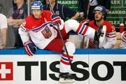 Der 43-jährige Jaromir Jagr steigt heute genauso wie Sturmkollege Martin Zatovic (rechts, Nr. 24) gegen die Schweiz aufs Eis. (Bild: Keystone/Salvatore Di Nolfi)