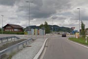 Der Unfall ereignete sich im Kreisverkehr nach der Autobahnausfahrt Dagmersellen. (Bild: Google Maps)