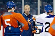 Trotz eisigen Temperaturen gefällt Ralph Krueger die Arbeit in Edmonton: «Ich habe hier einen tollen, spannenden Job.» (Bild: AP/The Canadian Press, Jason Franson)