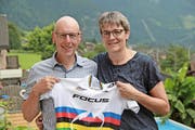 Doris und Sepp Indergand präsentieren das Weltmeistertrikot ihrer Tochter Linda. (Bild Josef Mulle)