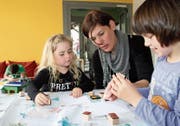 Emily König (links) und Alina Bucher (rechts) probieren mit ihrer Betreuerin Sonja de Mul (Mitte) im «Windrad» Stempel aus. (Bild: Marion Wannemacher (Kerns, 4. Mai 2017))