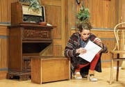 Magd Annekäthi (Daniela Estermann) findet das echte Testament. (Bild: Hannes Bucher (Gettnau, 24. Februar 2018))