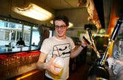Christoph Bühler arbeitet im Treibhaus. Neben dem Jugendhaus soll eine neue Wohnüberbauung entstehen. (Bild Nadia Schärli/Neue LZ)