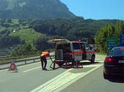 Die Polizei leitet den Verkehr nach Süden bei Ingenbohl ab. (Bild: Leserbild Bote der Urschweiz)