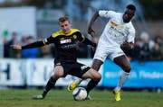 Wechselt zum FC Luzern: Der Kongolese Ridge Mobulu (rechts). (Bild: Keystone / Valentin Flauraud)