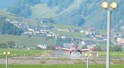 Ein Flugzeug setzt zur Landung an. (Bild: Corinne Glanzmann (Buochs, 23. August 2017))