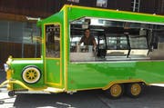 Der Luzerner Diätkoch Mario Mäusli (25) in seinem zum Foodtruck umgebauten Anhänger. (Bild: PD)