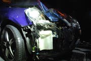 Das Auto wurde beim Aufprall mit dem Kalb beschädigt. (Bild: pd)