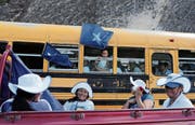 Anhänger des Präsidenten fahren in einem ausrangierten US-Schulbus zu einer Wahlkampfveranstaltung. (Bild: Rodrigo Abd/AP (Tegucigalpa, 19. November 2017))
