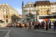 Solche Szenen spielen sich im Sommer immer wieder am Löwenplatz ab: Cars parkieren auf der Strasse, Touristen steigen mitten in den fliessenden Verkehr aus. (Bild: Leserreporter)