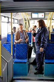 Billettkontrolle gestern in einem VBL-Bus in Luzern. (Bild Manuela Jans)