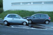 Die Autos kollidierten frontal. (Bild: Schwyzer Polizei)