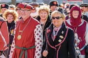 Robert Küng (links) 2017 am Fasnachtsanlass Hirsmändig in Flühli. (Bild: Philipp Schmidli)