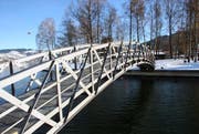 Wieder am alten Standort: Das sanierte Bogenbrüggli beim Seeausfluss in Unterägeri. (Bild: PD)