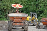 Die Spuren der Gärtner werden vom Bagger weggeräumt. (Bild: Corinne Glanzmann)