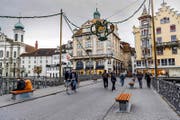 Auf der Reussbrücke bewegen sich Velofahrer und Fussgänger in einer gemeinsamen Mischzone. Konflikte seien unvermeidlich, sagt die Umverkehr-Studie. (Bild: Roger Gruetter)