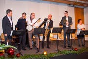 Vier von fünf Stadträten spielten mit personeller Verstärkung: Stadtrats-Band mit Vroni Straub-Müller, Urs Raschle, Musiklehrer Mario Venutti, Dolfi Müller, Karl Kobelt und Musikschulleiter Beat Rüttimann (vrnl). (Bild: pd)