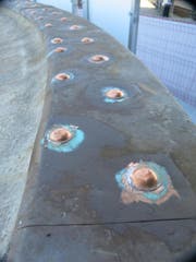 Neue Nagelkappen am sanieren Wagenbachbrunnen. (Bild: PD)