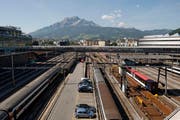 Eine Idee: Die Busse sollen über den Geleisen des Bahnhofs Luzern halten. (Archivbild Neue LZ)