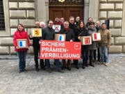 SP-Vertreter haben weit über 5000 Unterschriften für ihre Initiave «Sichere Prämienverbilligung – Abbau verhindern» eingereicht. (Bild: PD (Luzern, 2. Februar 2018))