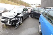 Die Unfallstelle auf der Autobahn A14: Mehrere Autos sind miteinander kollidiert. (Bild: Luzerner Zeitung)
