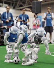 Ein klares Abseits, oder? Wann kommt eigentlich der Videobeweis im Roboterfussball? (Bild: Kyodo News/Getty (Nagoya, 27. Juli 2017))