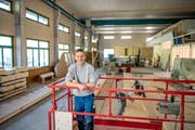 Oben: Junior-Chef Matthias Koller in der Halle der Koller Poly-Holzbau AG, die er in wenigen Monaten wieder vollständig in Betrieb nehmen wird.