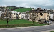 Das Adligenswiler Gemeindehaus (rechts) und die Wiese, auf der ein Neubau entstehen könnte. Bild: Nadia Schärli (Adligenswil, 22. März 2017)