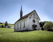 Abgebröckelter Verputz und Feuchtigkeit: Die Kapelle im Dörfli Dierikon ist seit Jahren in einem schlechten Zustand. (Bild Pius Amrein)
