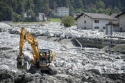 Ein Bagger macht sich in Bondo an die Arbeit. (Bild: Gian Ehrenzeller / Keystone (25. August 2017))