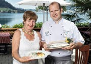Felchenfilet nach Zuger Art in Vollendung: Romy Grunder mit Sohn Patrick vom Restaurant Buechwäldli in Morgarten am Ägerisee. (Bild Pius Amrein.)