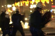 Die Polizei im Einsatz bei Fussball-Randalen. (Archivbild Fabian Biasio/Neue LZ)