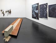 Im Vordergrund: Simon Ledergerbers Bodenskulptur, rechts: Teil der Werkgruppe von Chalet5. (Bild: Marc Latzel/PD)