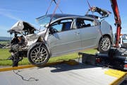 Dieses Auto ist nach dem Unfall nur noch Schrott. (Bild: Luzerner Polizei)