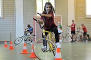 Im Herbst wird es keine Sportwoche für Urner Schüler geben. Im Bild: Eine Schülerin beim Radball. (Archiv) (Bild: Urs Hanhart / Neue UZ)