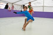 Eine Schlittschuhläuferin auf einer synthetischen Eisbahn. (Bild pd)