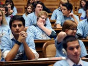 Die grösste Schweizer Plattform für jugendpolitische Anliegen ist bisher die jährliche Jugendsession - wie hier im November 2010. (Archiv) (Bild: /KEYSTONE/LUKAS LEHMANN)