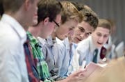 Gut drei von vier Schulabgängern beschreiten denselben Weg wie die Jugendlichen auf dem Bild: Sie absolvieren eine Berufslehre und können bei der Lehrabschlussfeier dann ebenso ihre Zeugnisse vergleichen. (Symbolbild / Neue LZ / Pius Amrein)