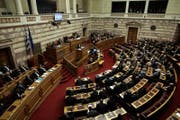Blick ins griechische Parlament mit dem Präsident Alexis Tsipras am Rednerpult. (Bild: Simela Pantzartzi / EPA (Athen, 27. November 2017))