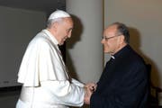 Papst Franziskus empfängt den Churer Bischof Vitus Huonder bei einem Rombesuch vom vergangenen Februar. (Bild: PD)