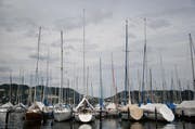 Ein Bootsführer fiel in den Zürichsee. Im Symbolbild: Der Bootshafen in Luzern. (Bild: NeueLZ/Manuela Jans)