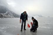 Trotz Betretungsverbot der Gemeinden: Sie rüsten für den Eis-Event Lauerzersee. (Bild Erhard Gick/Neue SZ)