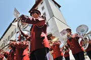 In Uniform trotzen sie der Hitze: Die Musikgesellschaft Emmen beim gestrigen Auftritt der Parademusik am kantonalen Musikfest in Sempach. (Bild Nadia Schärli)