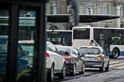 Bleiben oft im Stau stecken: Busse der Verkehrsbetriebe Luzern, hier beim Bahnhofplatz (Archivbild). (Bild: Pius Amrein)